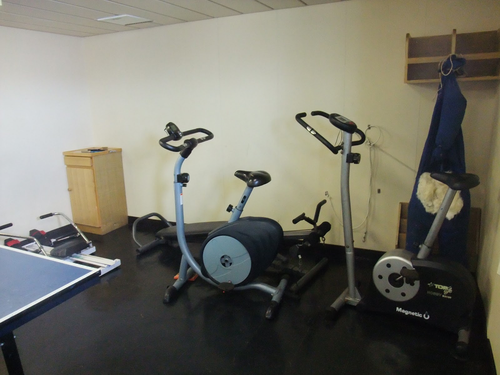 Day 8: Sales de sports, shaking hands